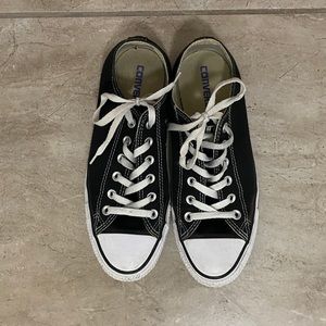 black converse low top
